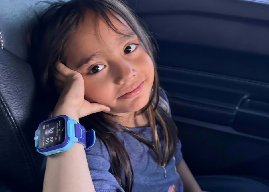Mädchen trägt die CubbyWatch während einer Autofahrt